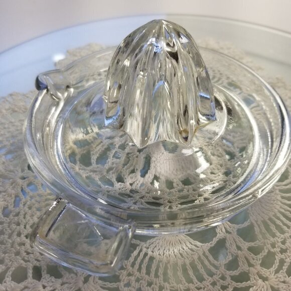 Dominion Small Clear Glass Juicer Reamer Flat Thumb Rest Citrus L14 Vintage - Picture 5 of 13
